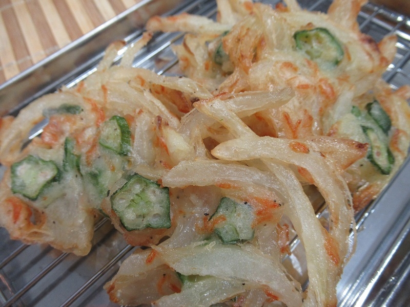玉ねぎとオクラと干しエビのかき揚げ