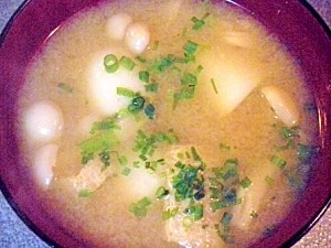 里芋とブナピーと揚げのお味噌汁