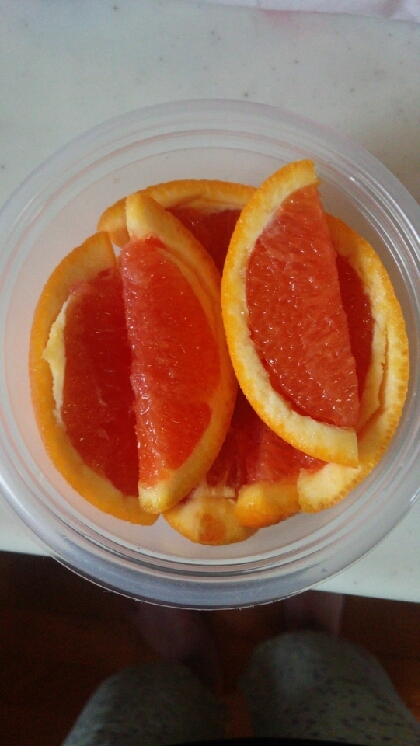 子供のお弁当に持たせました♪
いつも缶詰の果物ばかりだったのが、生のオレンジにテンション上がってました。
本当に食べやすく簡単に切れました(*´ω`*)