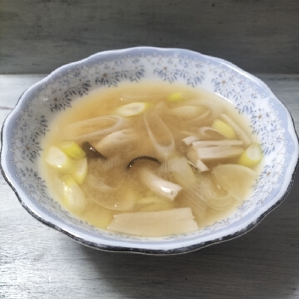 長ネギとしめじの味噌汁（昆布だし）