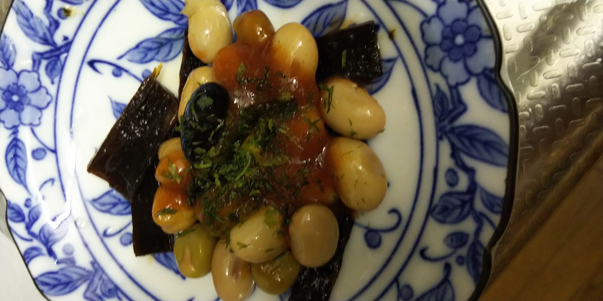 昆布の佃煮と水煮豆のトマトソースパセリがけ