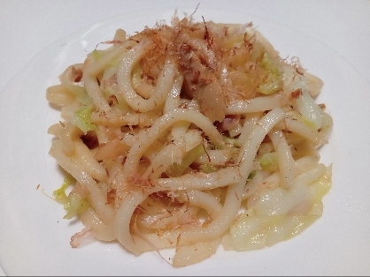 焼きうどんが今すぐ食べたい！と思っていたところに、このレシピを見つけ、作らせていただきました。
手ばやくできて美味しかったです！
レシピをありがとうございます。