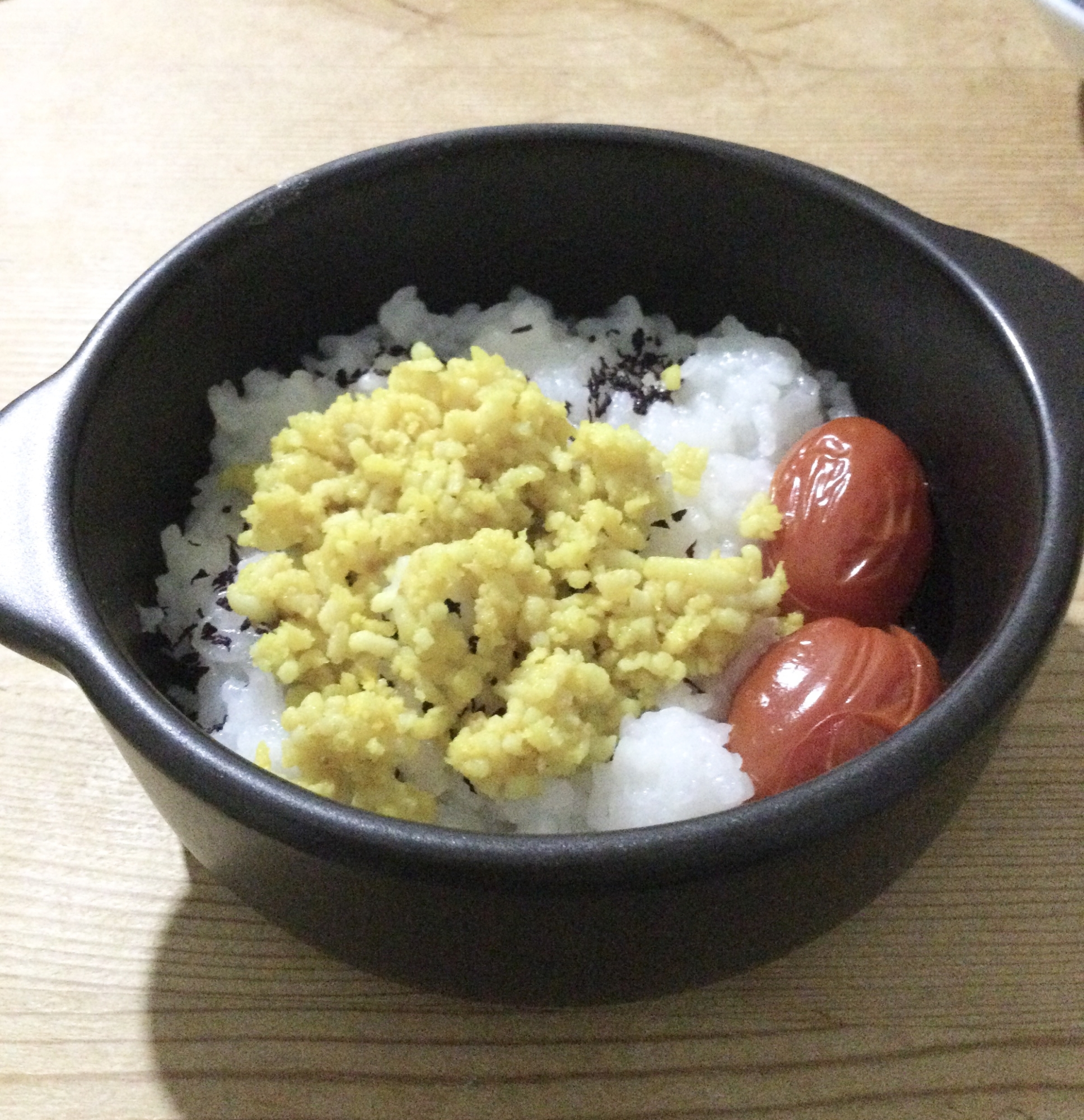 鱈そぼろ乗せ♢ミニトマトご飯♪