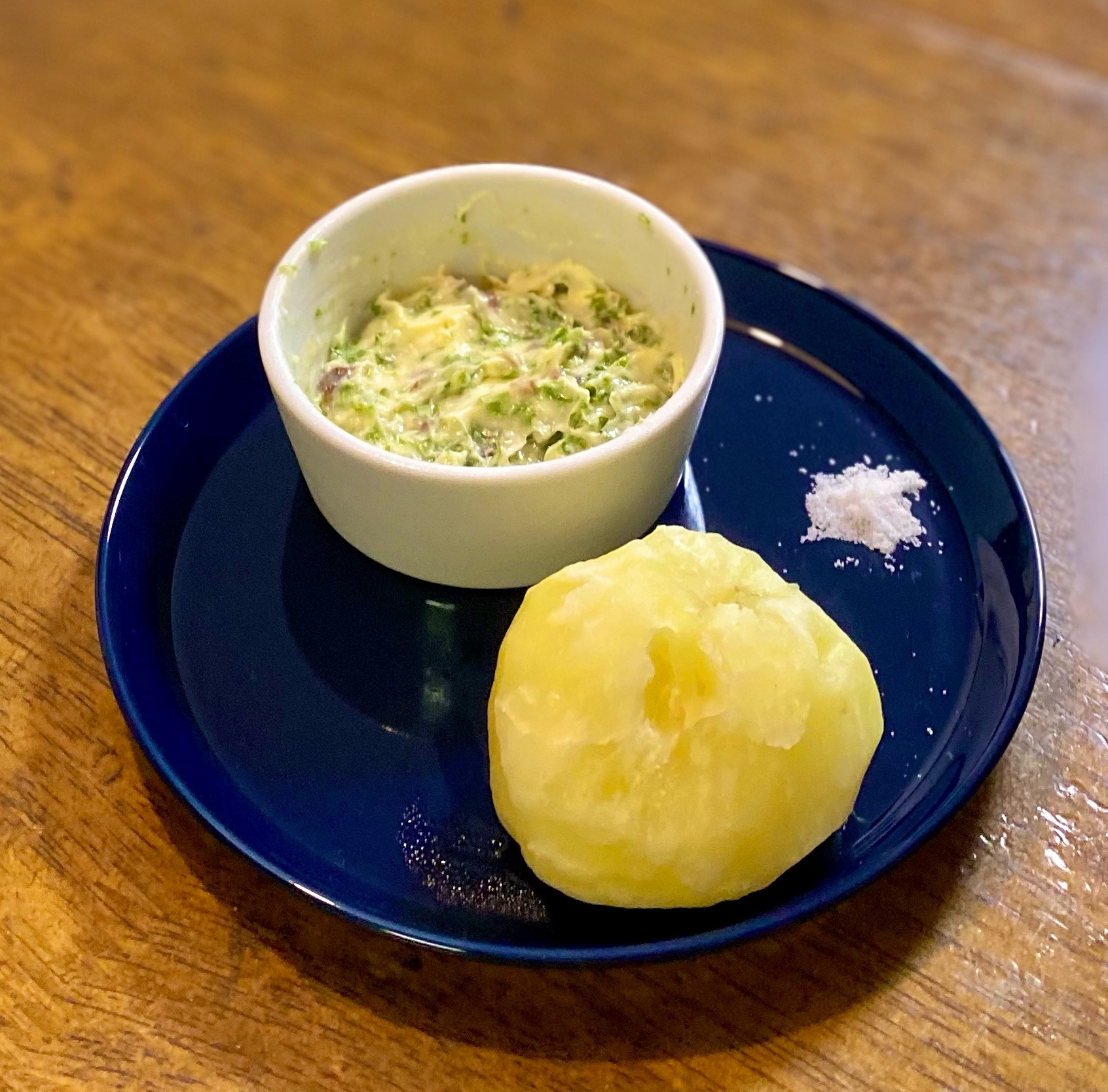 レンジ蒸しポテトのアンチョビバター添え【洋食】