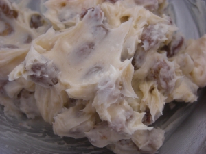 器に入った、ホワイトチョコレート入りラムレーズンバター