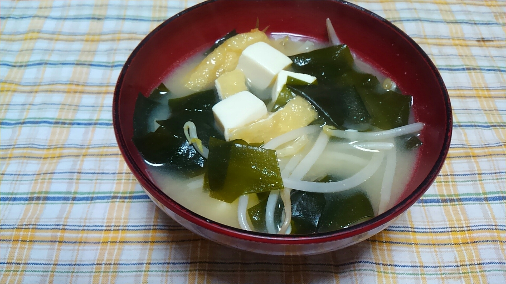 わかめともやしと油揚げと豆腐の味噌汁☆