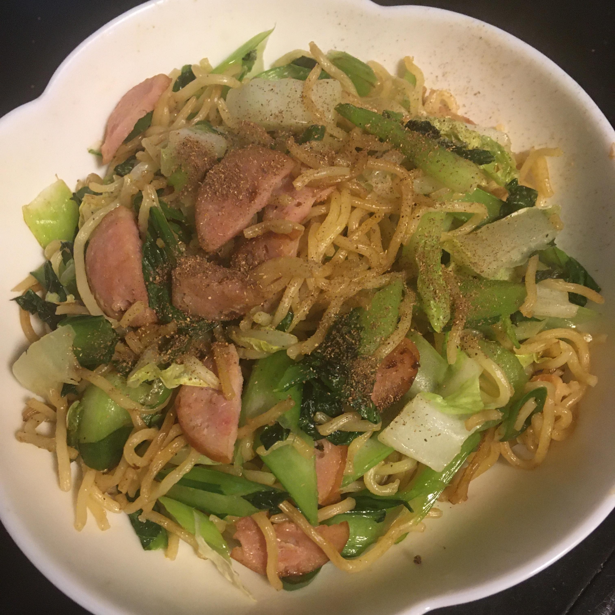 小松菜、白菜、唐辛子、ソーセージの焼きそば