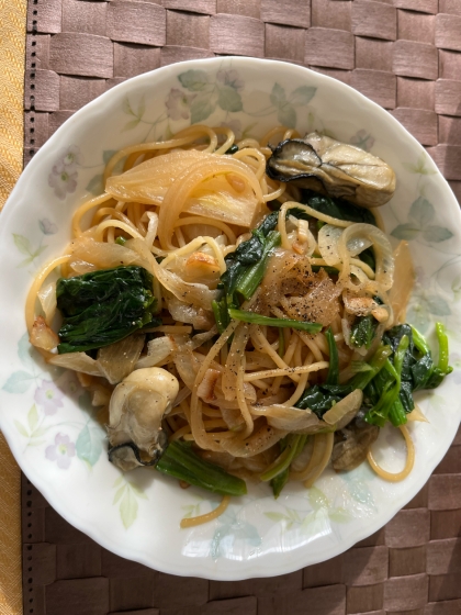 美味しそうな牡蠣が手に入ったので、遊びに来てくれた母に振舞いました。最初の牡蠣を蒸し焼きにする一手間で牡蠣がふっくらし、旨味も濃縮されるように思いました。