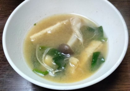 ほうれん草・しめじ・油揚げの味噌汁（昆布だし）