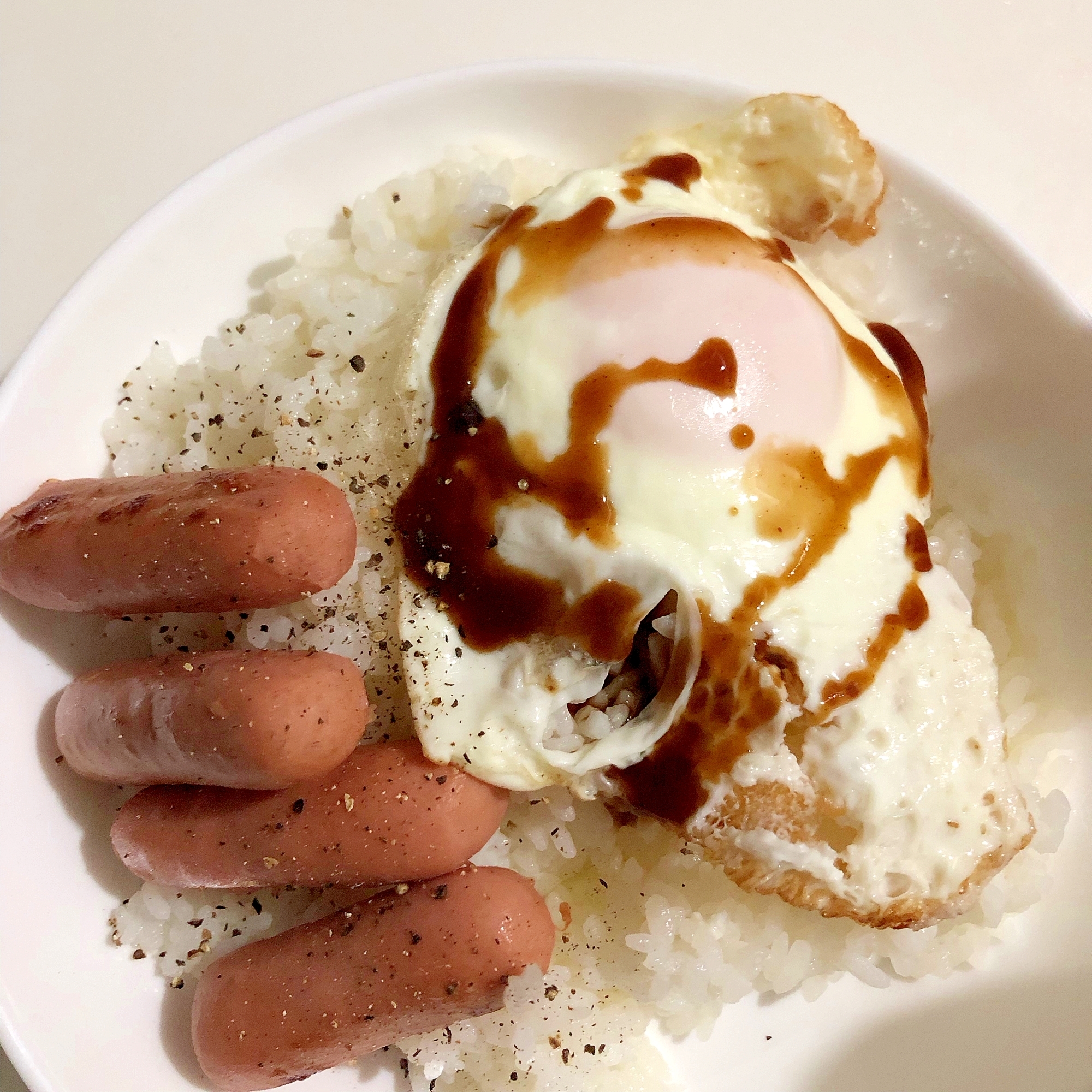 目玉焼きとウインナーの丼