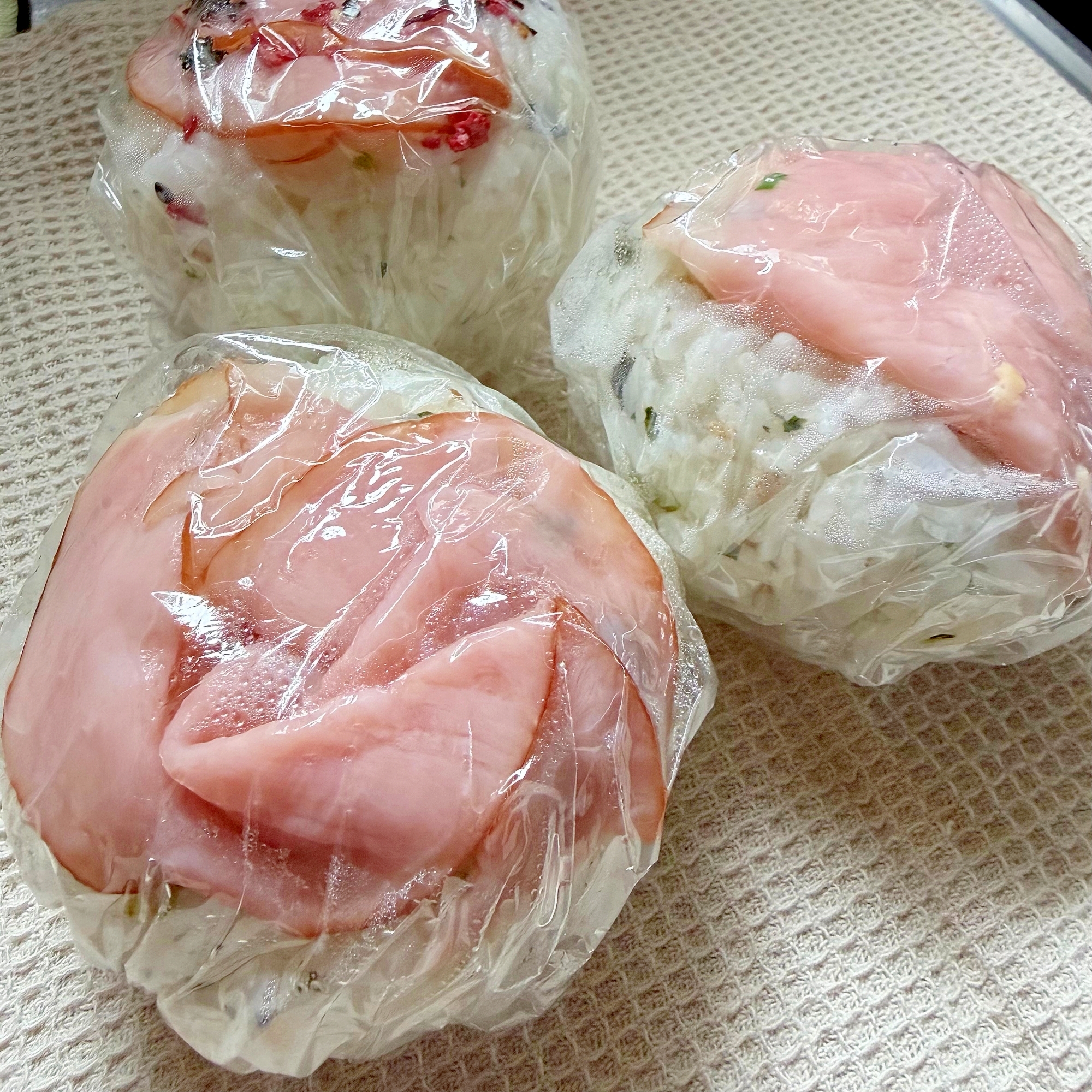 わかめとハムのおにぎりꔛꕤ