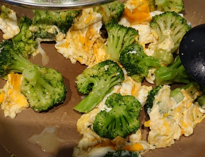 ブロッコリーと卵のコンソメガーリック炒め