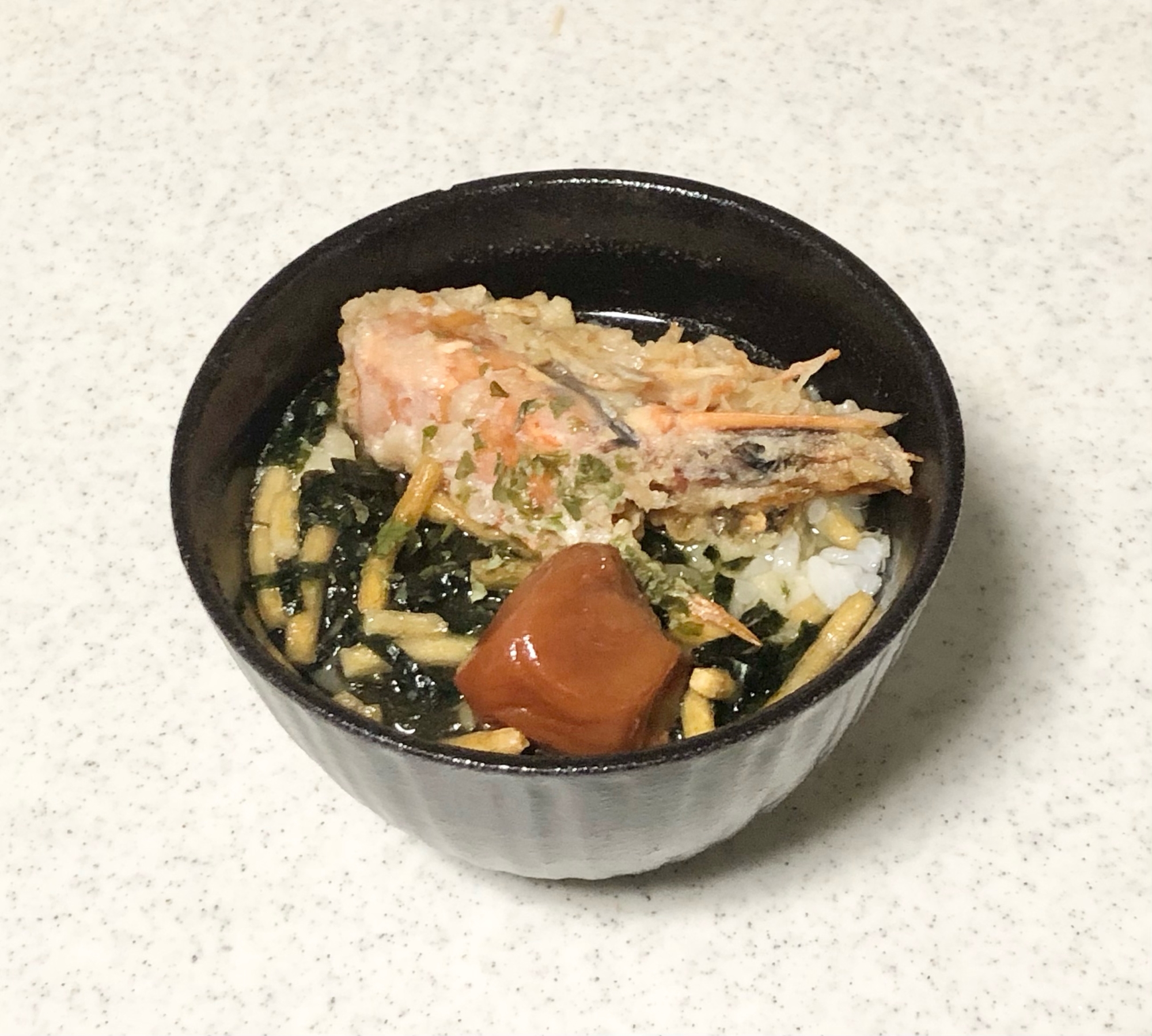 えびの頭の天ぷらと梅干しをのせたお茶漬け