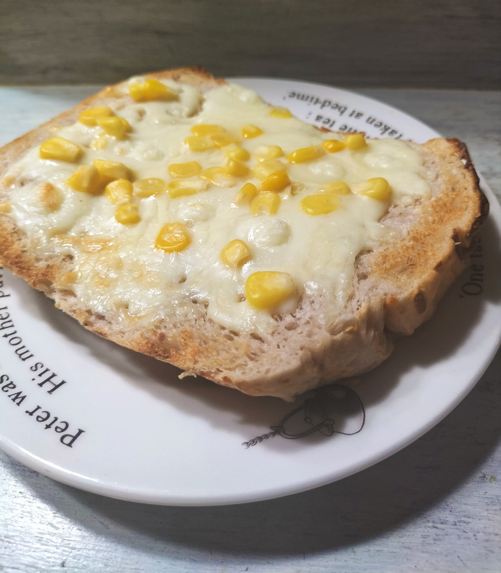 カチョカヴァロチーズとコーンのピザトースト