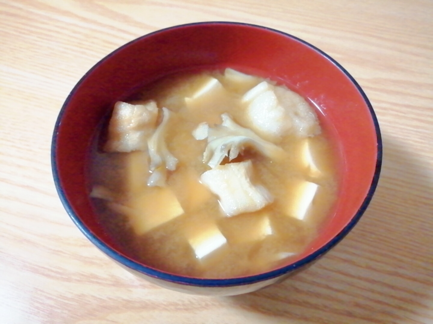 豆腐と麩と舞茸の味噌汁