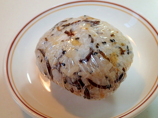 昆布佃煮と天かすと黒胡麻のおにぎり