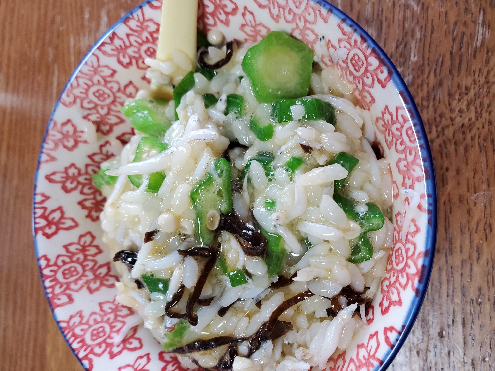 オクラ、しらす、塩昆布の卵ご飯