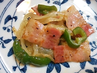 お弁当に 玉ねぎとピーマンとベーコンのシンプル炒め レシピ 作り方 By Kuro 24 楽天レシピ