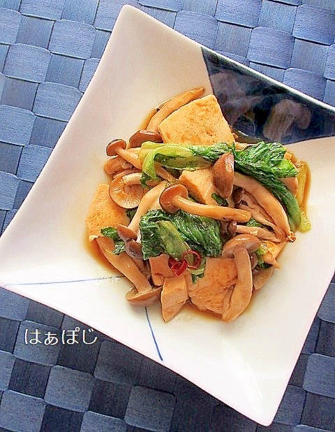 四角い皿に盛りつけられた豆腐としめじのオイスター炒め