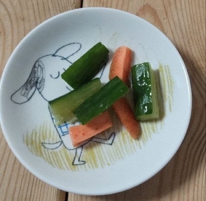 鷹の爪ꕤ甘くてピリ辛ꕤ人参&きゅうりピクルス
