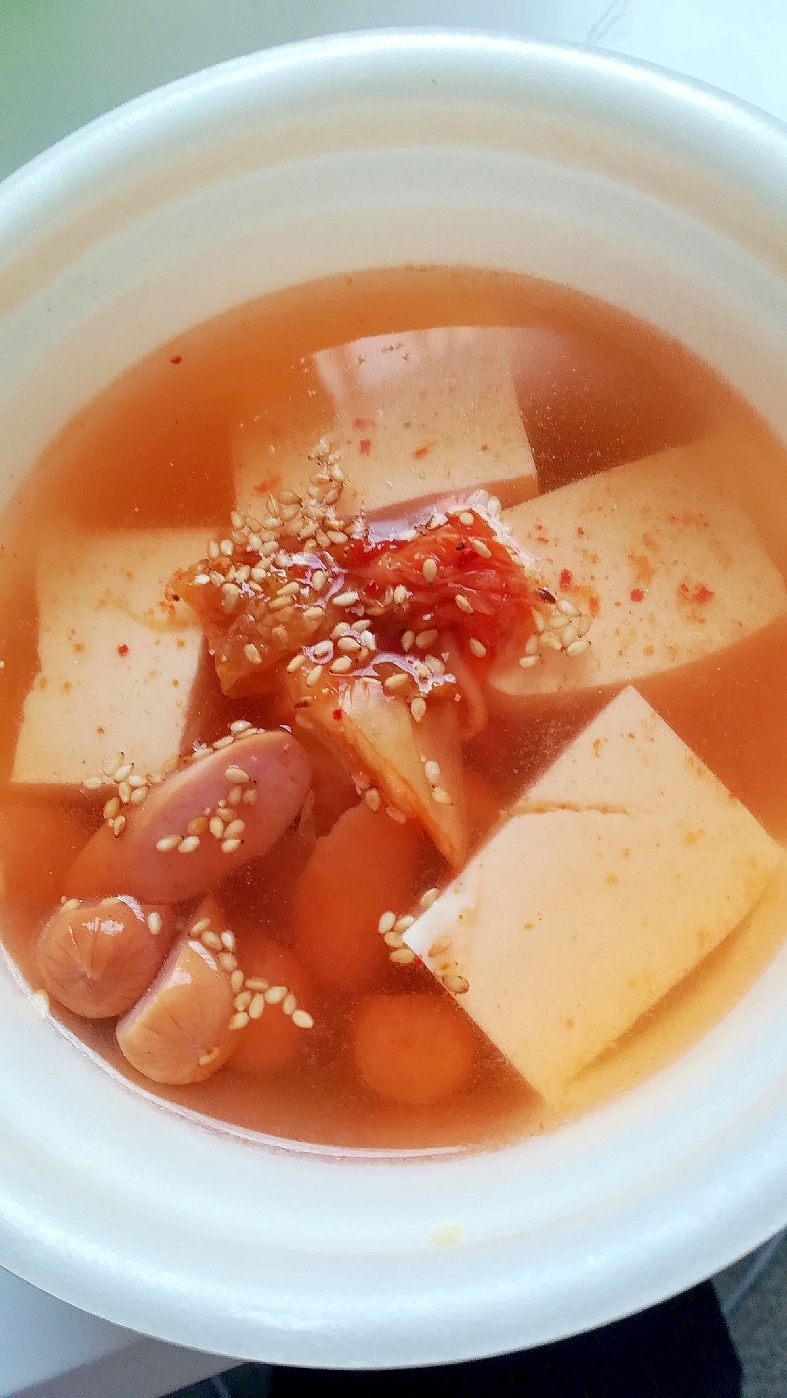 絹ごし豆腐とウインナーの韓国風キムチスープ