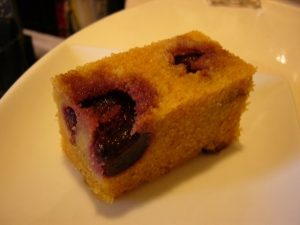 セモリナ粉のチェリーケーキ