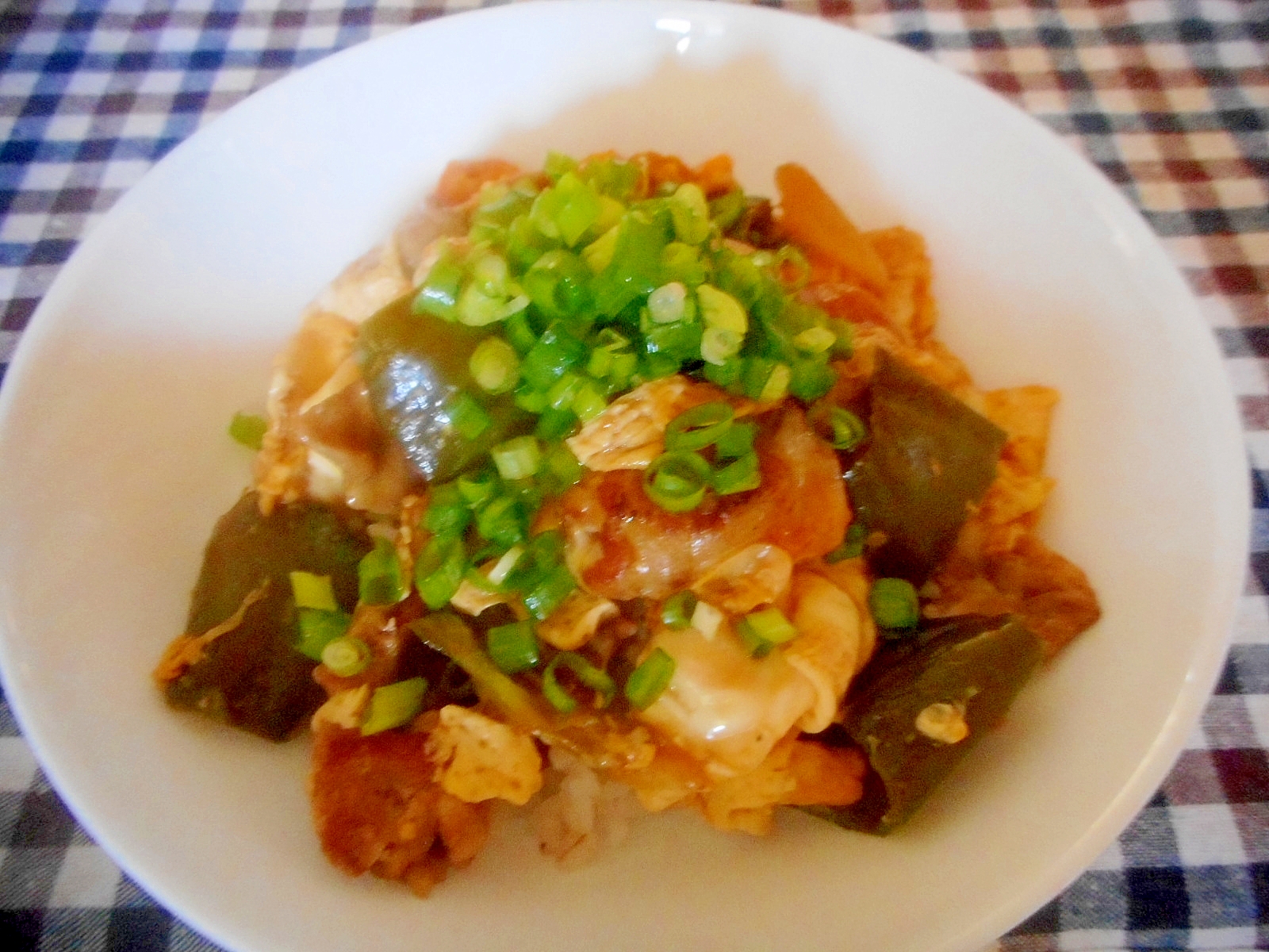 豚肉とピーマンの味噌卵とじ丼