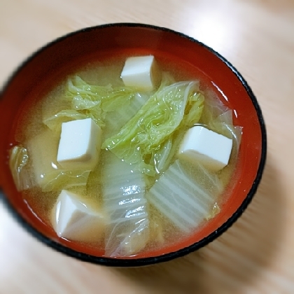 白菜と絹ごし豆腐の味噌汁