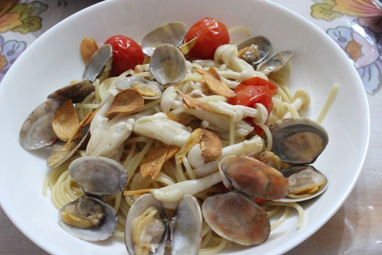 トマトとあさりときのこのパスタ