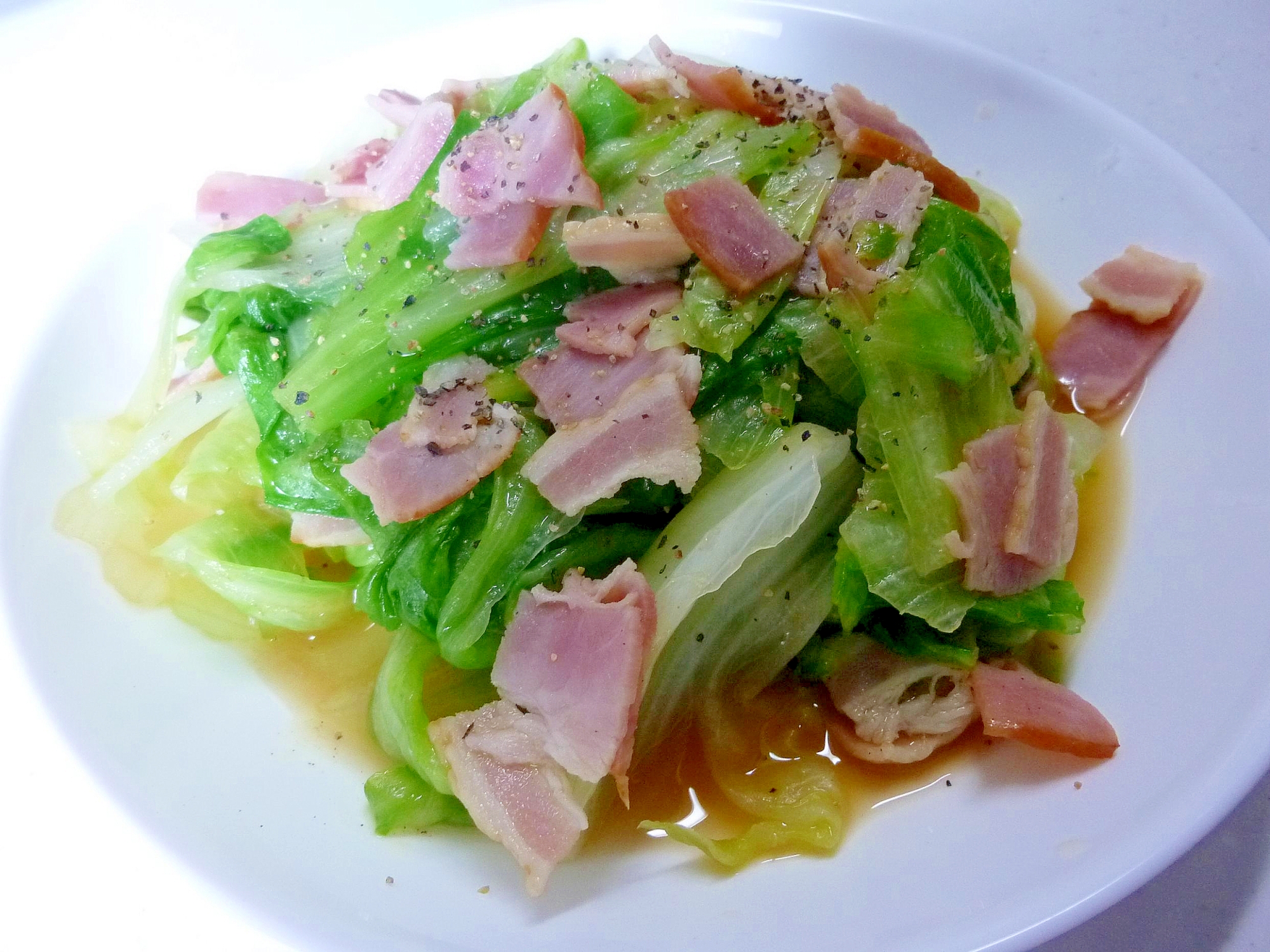 シャキシャキ美味しい♪ レタスとベーコンのソテー