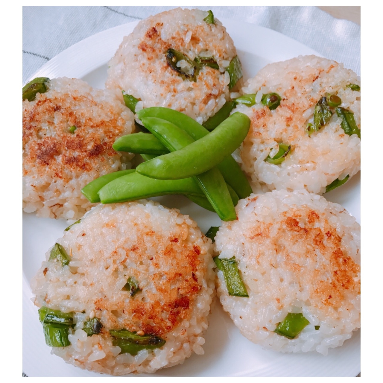 スナップエンドウの麺つゆ&バター焼きおにぎり♪