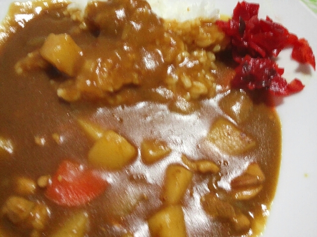 トマトの酸味があと引くカレー