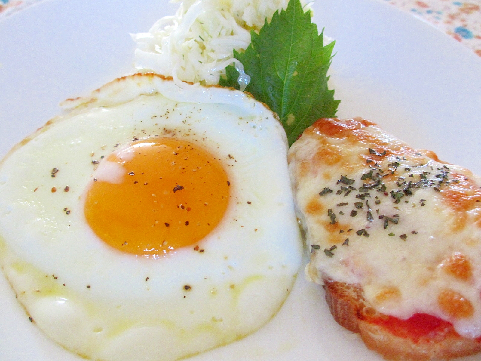 チーズトーストと目玉焼きのワンプレート