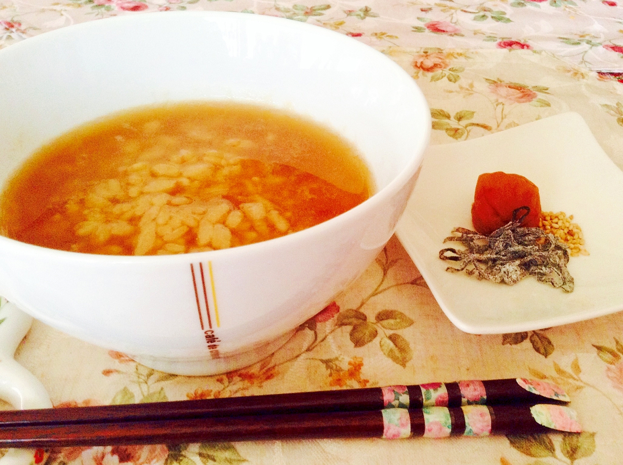 白い器に盛り付けた茶粥