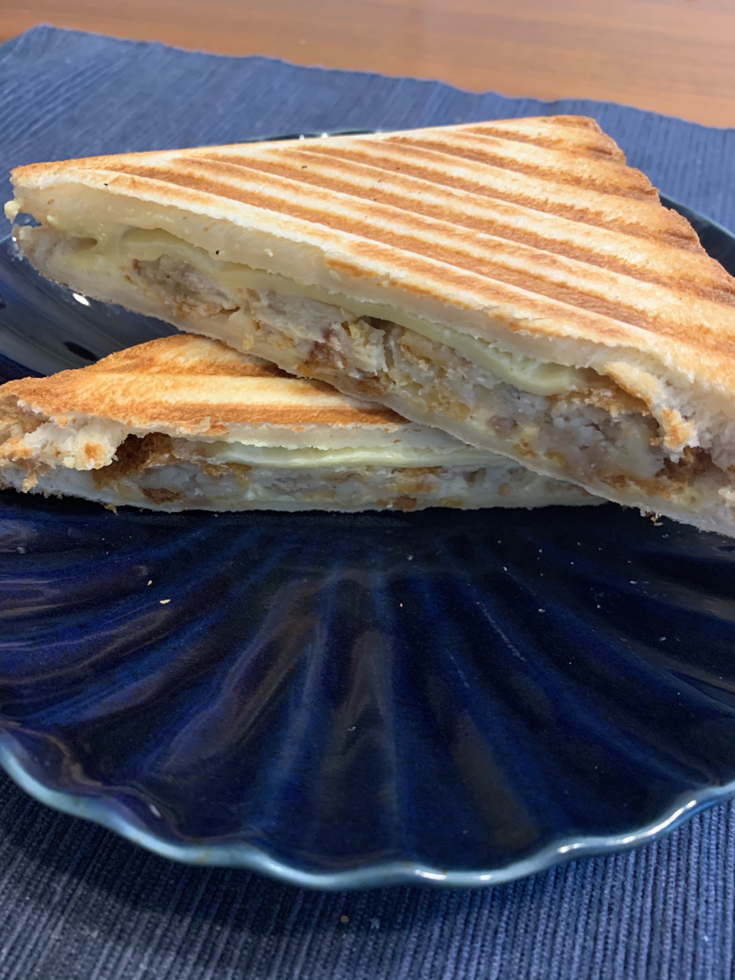 余ったコロッケで簡単調理！コロッケホットサンド