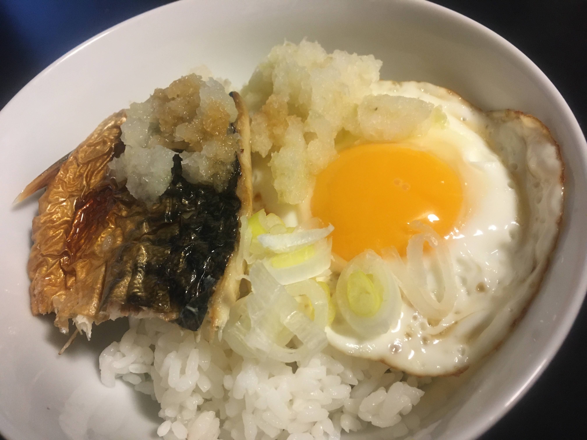 サバの塩焼きと大根おろしの目玉焼き丼