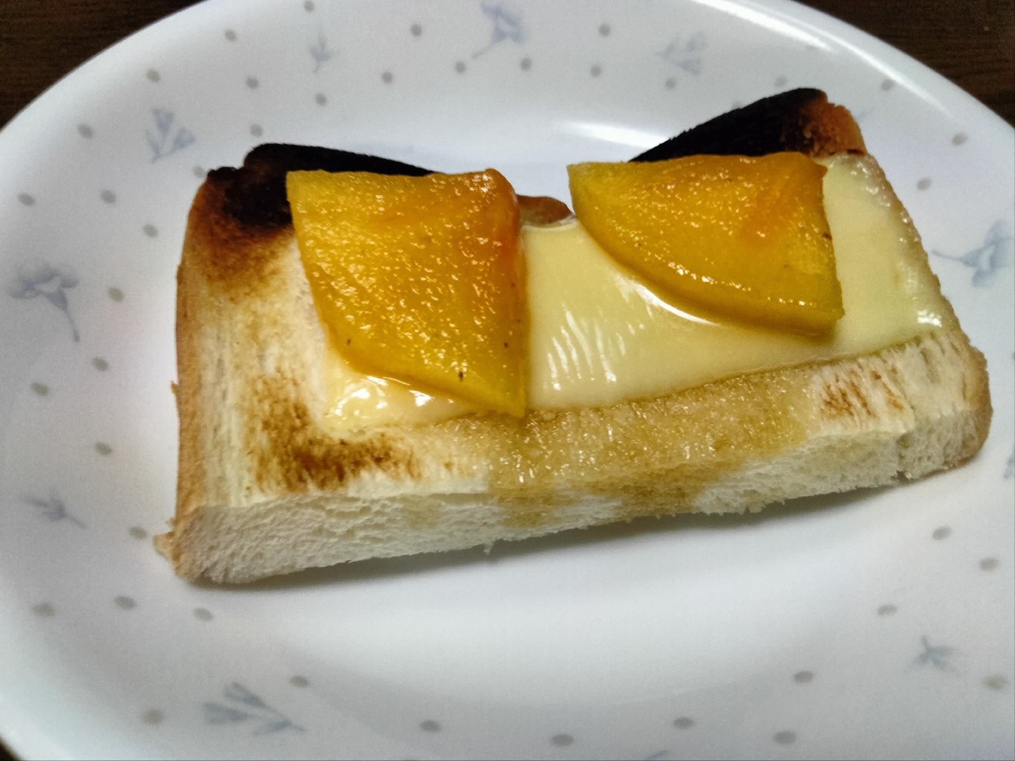 チーズトーストアレンジ 柿のせて蜂蜜かけて