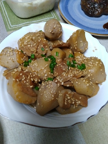 ニンニクと豚バラを炒めた脂が里芋と絡んで美味しくできました。