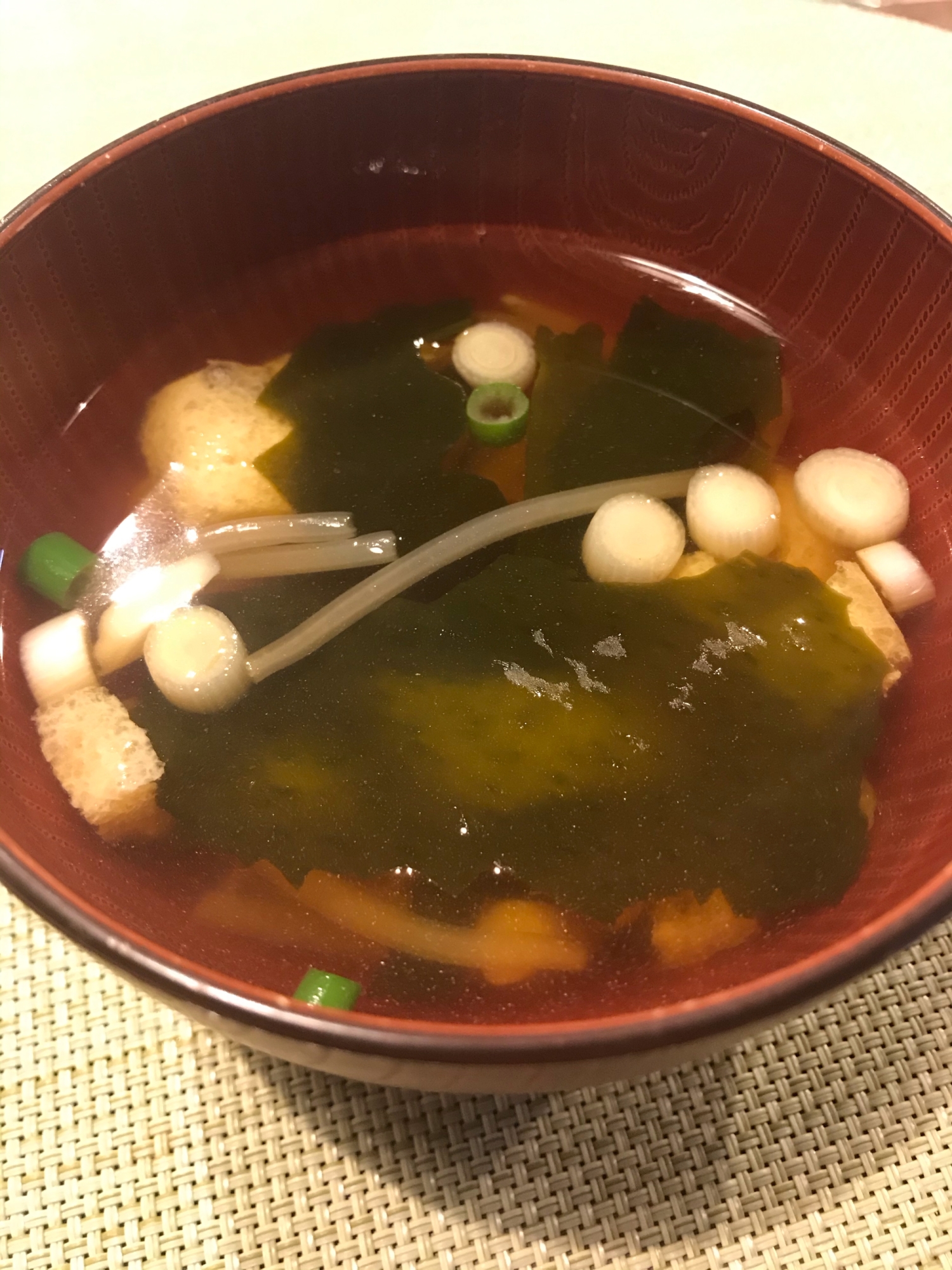 しめじと油揚げ、もやしのお吸い物