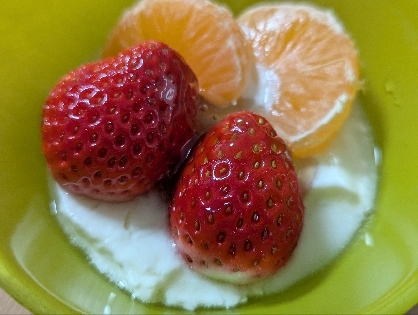 いちごとみかんのヨーグルト