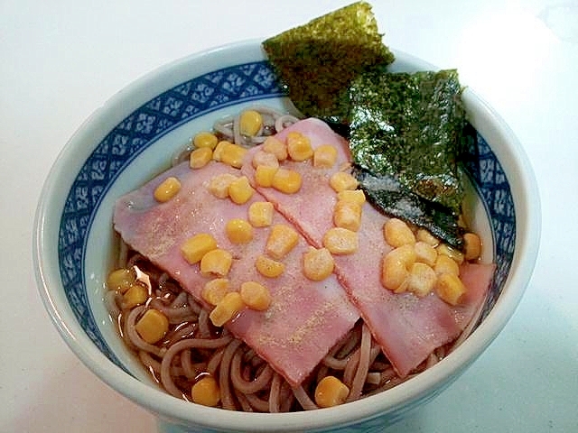 ベーコンとコーンと海苔のお蕎麦（温）