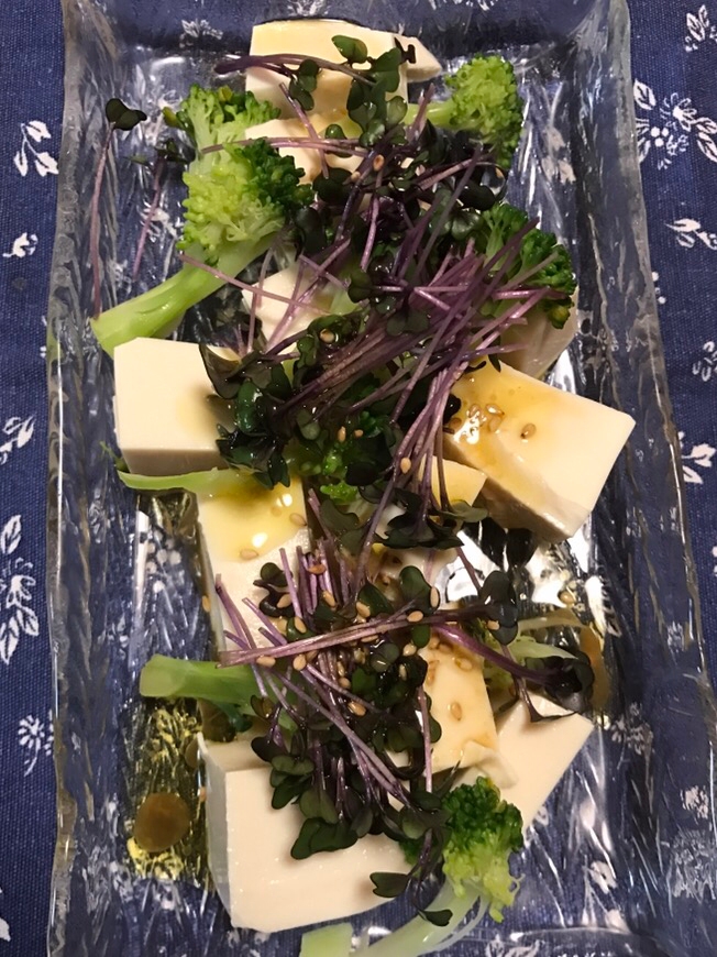 ブロッコリーと絹豆腐と紫キャベツスプラウトのサラダ