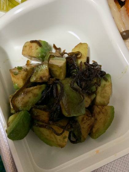 アボカドと豆腐と天かすのおつまみ