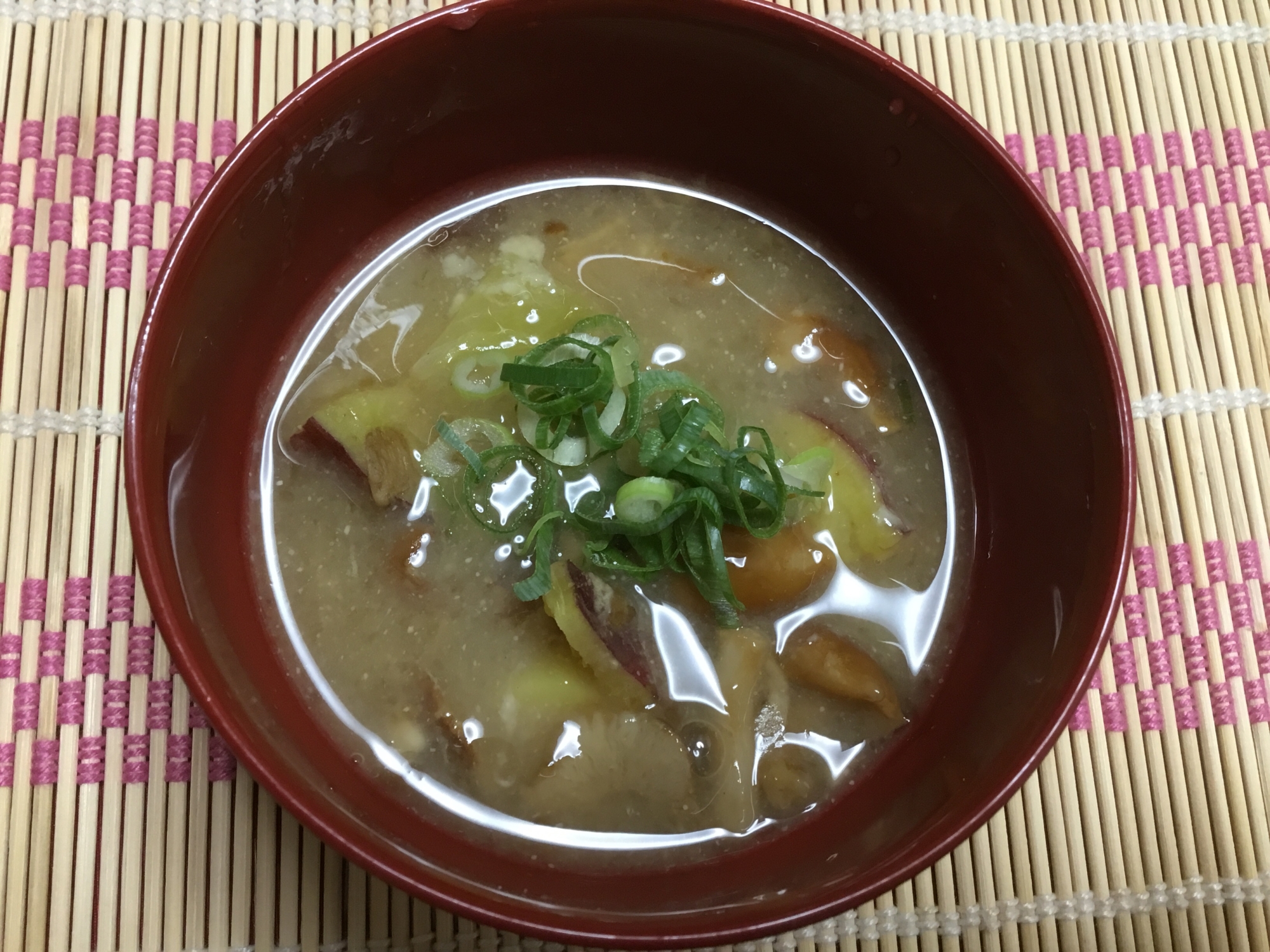 さつまいもとしめじの味噌汁