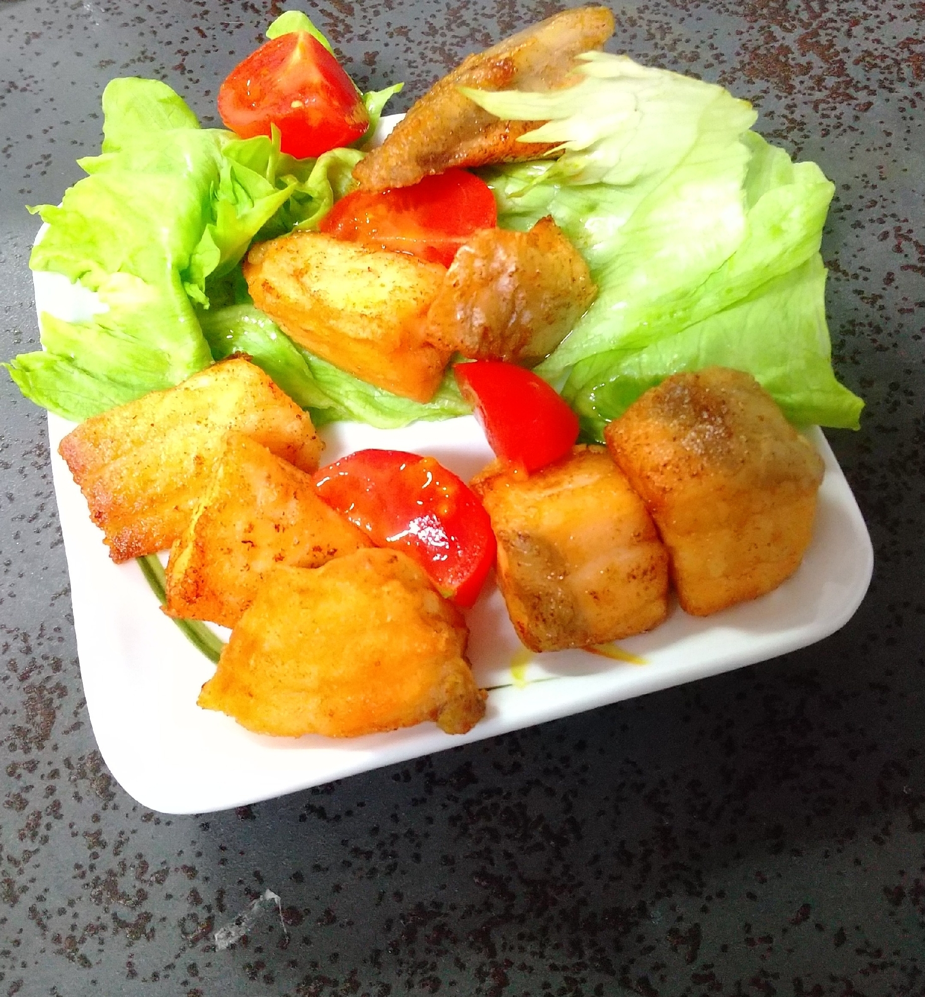 お弁当が華やかに!サーモンのサイコロムニエル