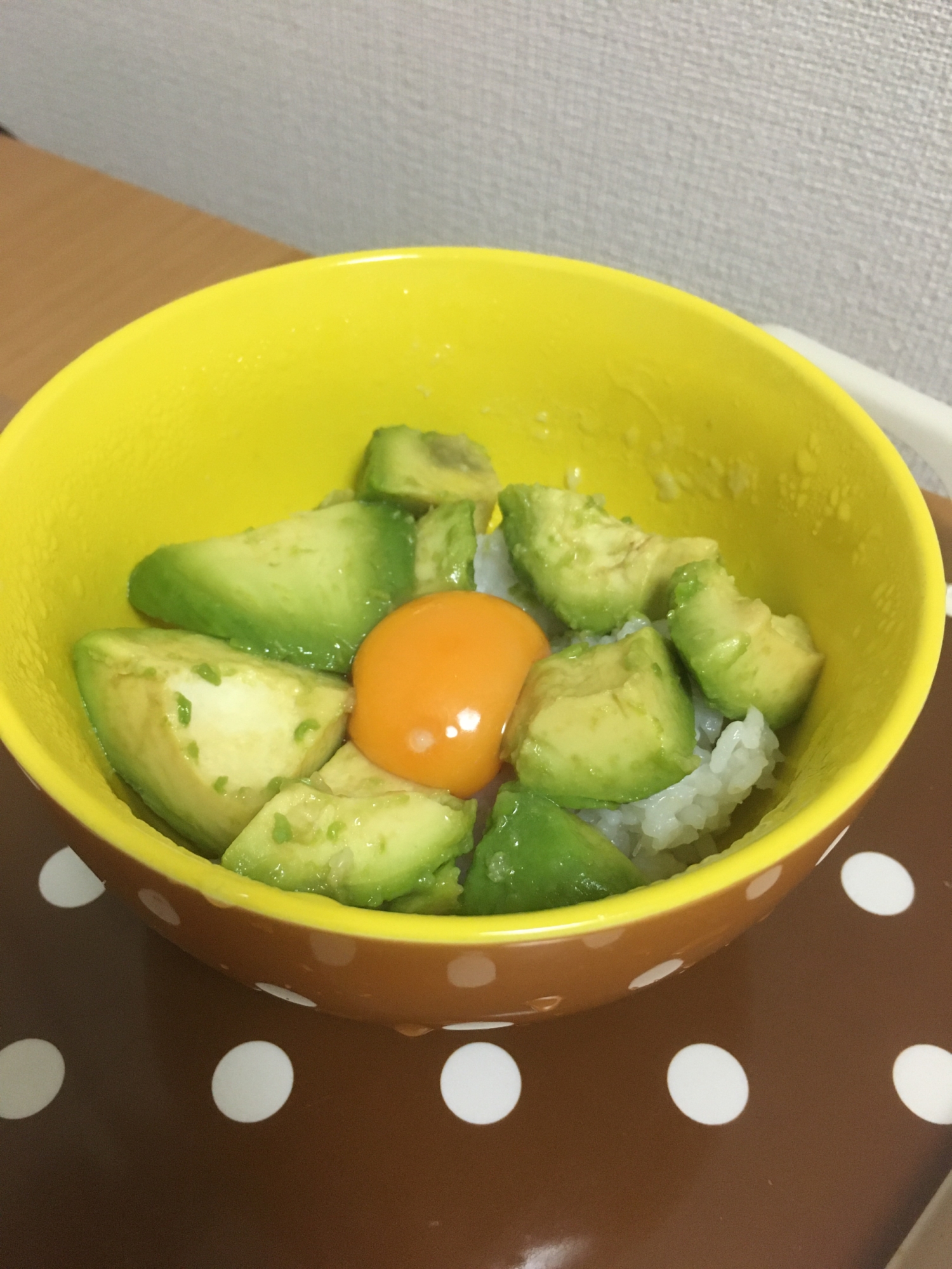 卵黄乗せ☆アボカド丼