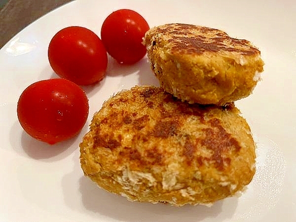 ほんのりカレー味！牛豚鶏の肉三昧ハンバーグ