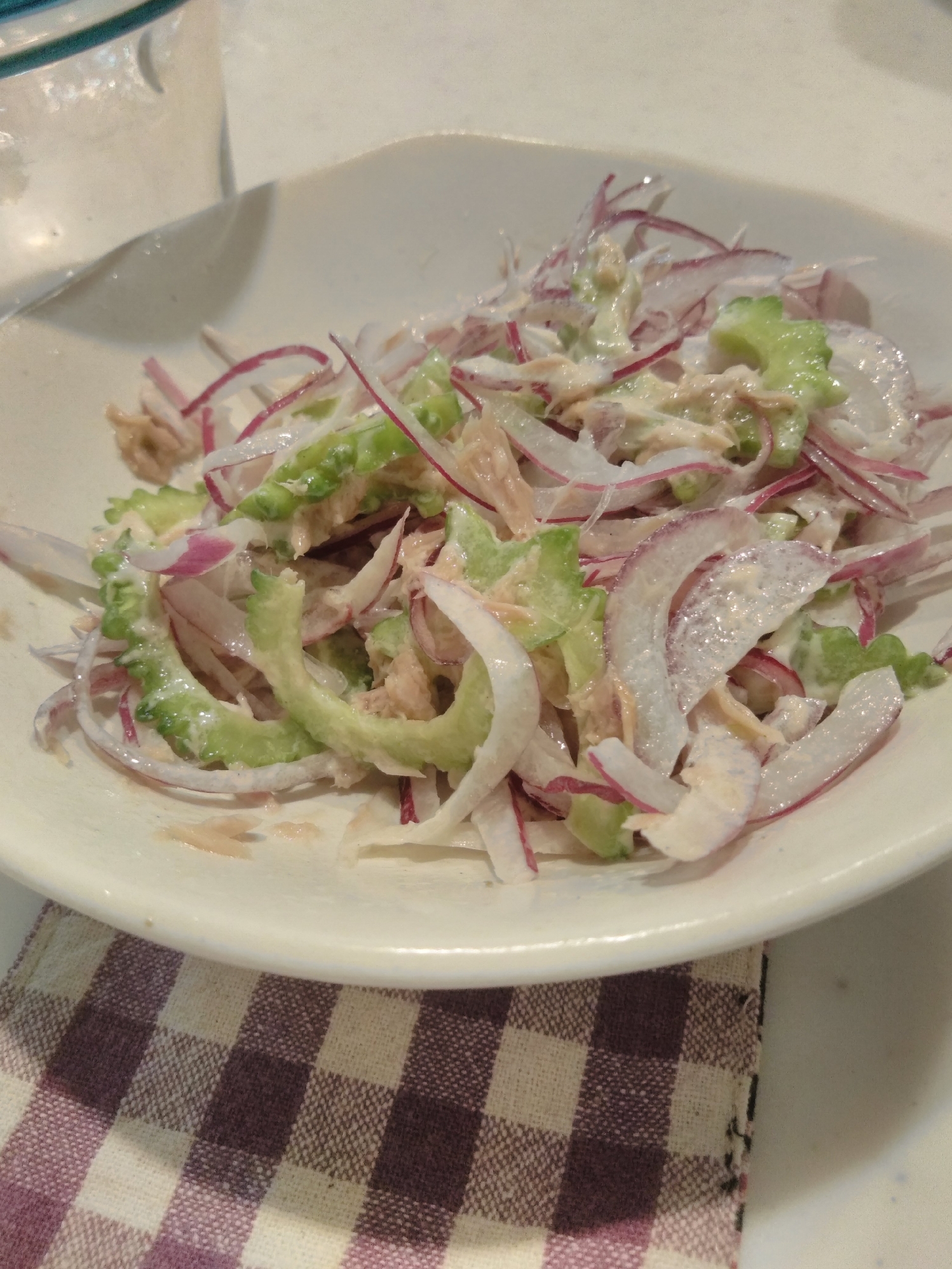 シャキシャキ美味しい！ゴーヤと玉ねぎのツナサラダ