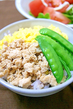 鶏ムネ肉1枚から作る!3色鶏そぼろ丼