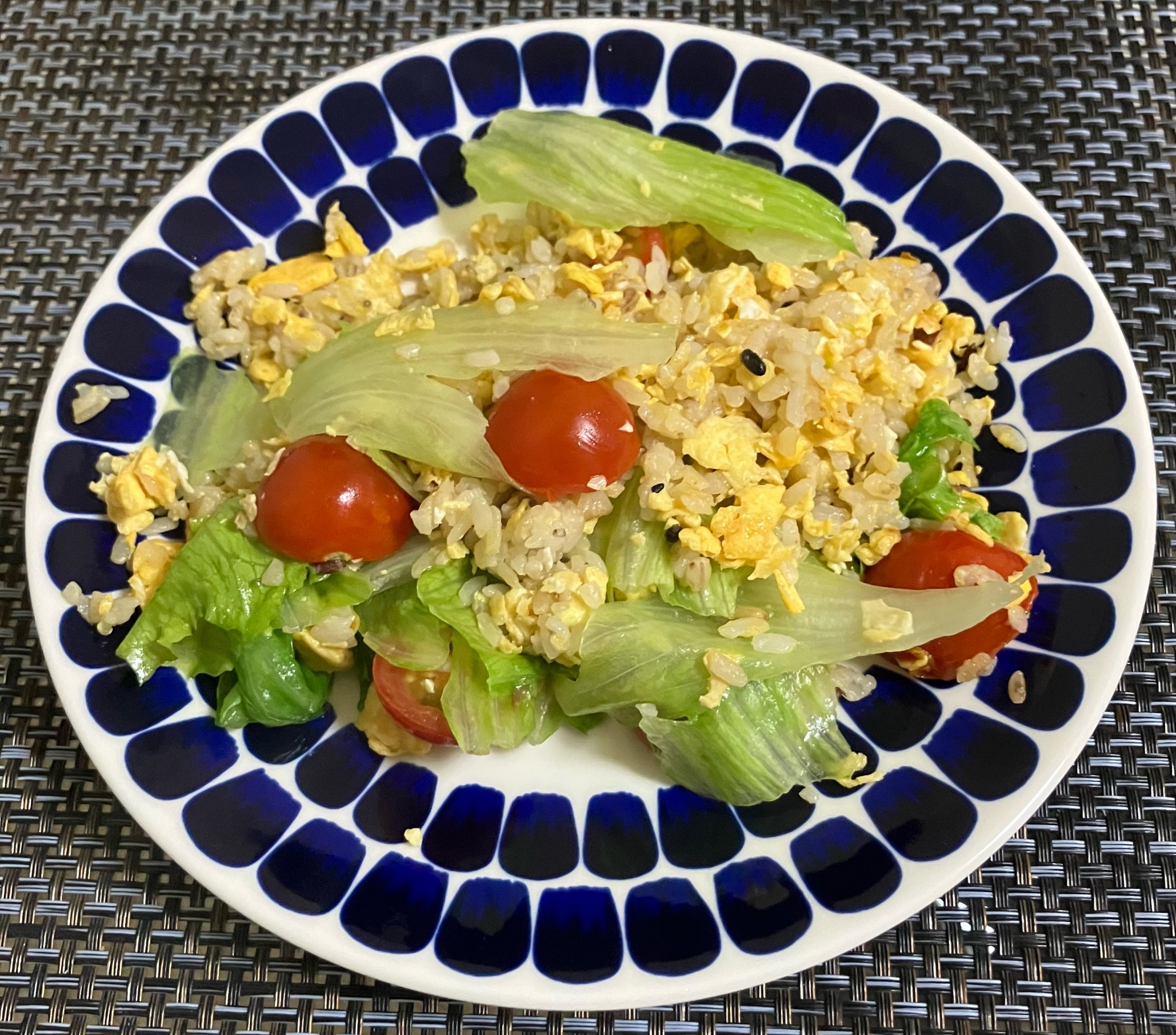 卵トマトレタス炒飯(隠し味はナンプラー)